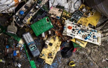 E-déchets en Afrique : une crise écologique qui cache des opportunités économiques (ACET) E-déchets en Afrique : une crise écologique qui cache des opportunités économiques (ACET)