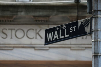 Wall Street sous pression entre tensions géopolitiques et faiblesse de la demande