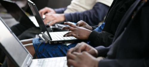 Internet : avec plus de 40% d’individus actifs, le Cameroun dépasse la moyenne en Afrique malgré le retard sur le haut débit Internet : avec plus de 40% d’individus actifs, le Cameroun dépasse la moyenne en Afrique malgré le retard sur le haut débit