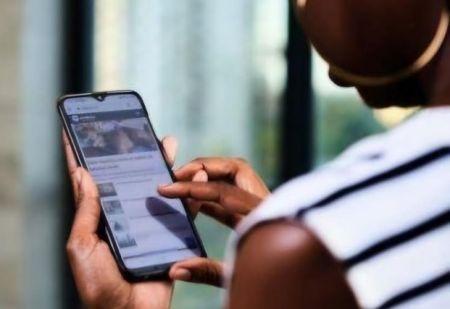 En Afrique subsaharienne, 1 Go de données mobiles représente 2,4% du revenu mensuel par habitant (BM) En Afrique subsaharienne, 1 Go de données mobiles représente 2,4% du revenu mensuel par habitant (BM)