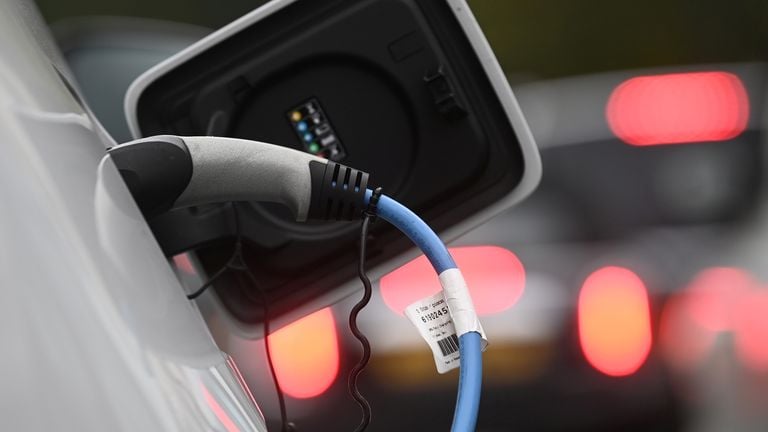 La croissance des ventes de véhicules électriques ralentit à 21 % en juillet, selon un cabinet d’études